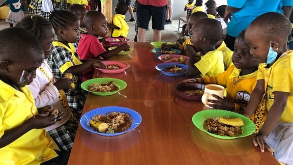 Kinder essen in der Educaid Academy zu Mittag