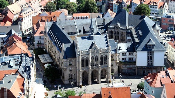 Luftbild-Aufnahme vom Erfurter Fischmarkt, 2012. Im Zentrum der Aufnahme steht das Rathaus, das von kleinen Gassen und Häuserreihen umsäumt ist.