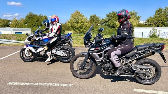 Menschen in Motorradkleidung