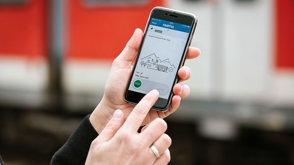 Auf einem Smartphone wird die Fairtiq-App dargestellt.