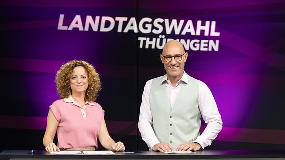 Die Moderatoren Julia Krittian und Lars Sänger beim Fakt ist! Extra zur Landtagswahl