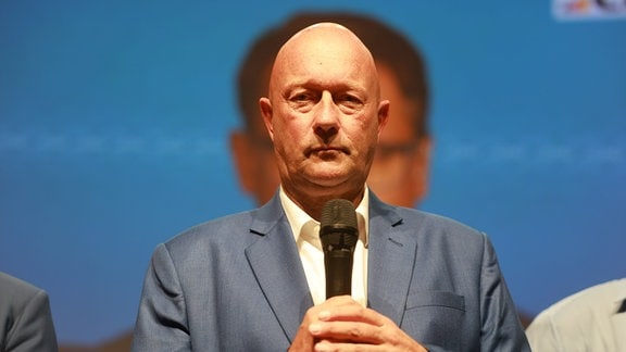 Thomas Kemmerich (FDP), Landesparteivorsitzender und Spitzenkandidat seiner Partei für die der Landtagswahl in Thüringen, reagiert bei der Wahlparty der FDP im DasDie auf die erste Prognose zu den Wahlergebnissen in Thüringen. 