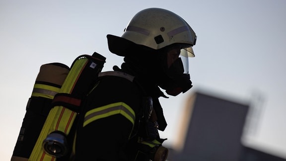 Ein Feuerwehrmann in Atemschutzausrüstung