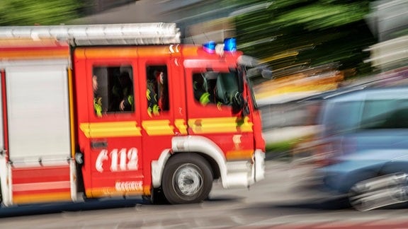 Feuerwehreinsatz mit Blaulicht, Stadtverkehr München