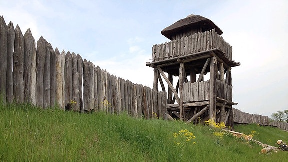 Die Funkenburg, eine germanische Wehranlage in Westgreußen: ein Wall aus Holzpalisaden und ein Holzturm