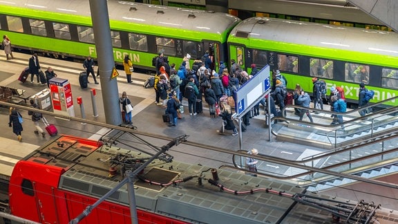 Reisende steigen in einen Flixtrain auf dem Hauptbahnhof in Berlin. 