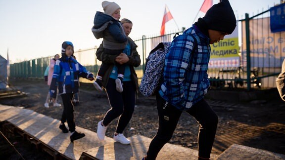 Eine aus der Ukraine geflüchtete Familie am Grenzübergang Medyka