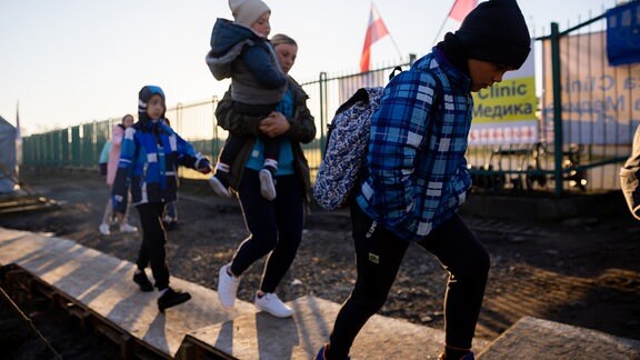 Eine aus der Ukraine geflüchtete Familie am Grenzübergang Medyka