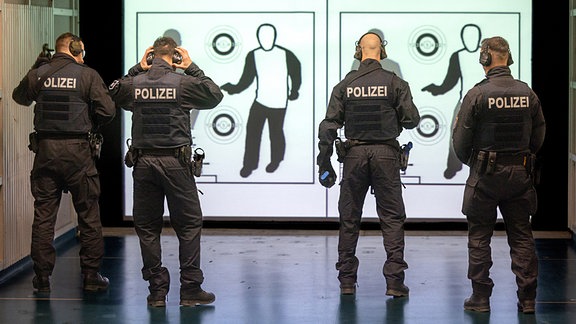 Polizisten üben im Bildungszentrum der Thüringer Polizei mit der Waffe „FN Herstal Scar-SC“. 