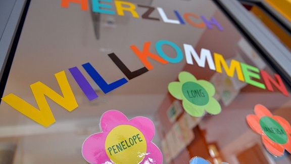 Der Schriftzug "Herzlich Willkommen" steht 2013 in der Integrativen Montessori-orientierten Grundschule an einer Tür. 