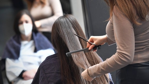 Einer Frau werden die Haare geschnitten
