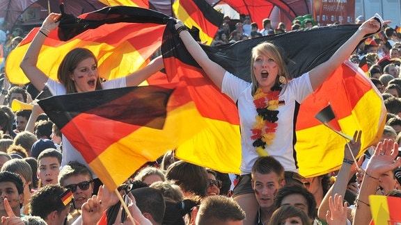 Fußballfans feiern die deutsche Nationalmannschaft