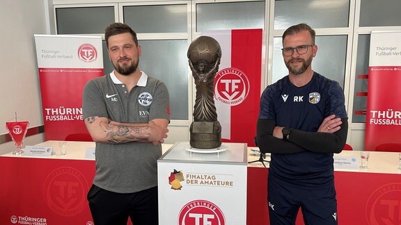 Nordhausens Trainer Maximilian Dentz und Jenas Trainer René Klingbeil mit dem Thüringer Landespokal