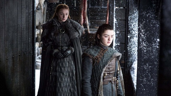 Filmszene aus Game of Thrones. Arya und Sansa Stark in Winterfell.