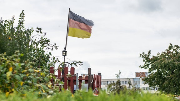 Deutschlandflagge im Garten