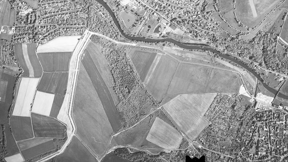 Historische Luftaufnahme nach dem Mauerfall an der deutsch-deutschen Grenz in Vacha von 1992.