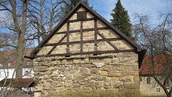 Ein kleines Fachwerkgebäude auf Steinmauern