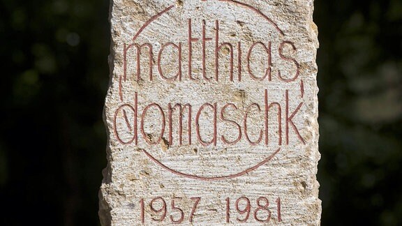Stele für den vor 30 Jahren in Stasi-Haft gestorbenen Matthias Domaschk an seinem Ehrengrab auf dem Nordfriedhof in Jena (Thüringen) am 09.04.2011. 
