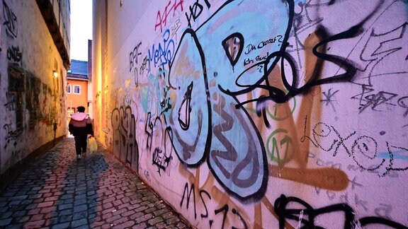Eine Hauswand ist mit Graffiti bemalt