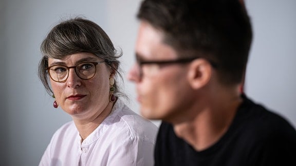 Ulrike Grosse-Röthig (Die Linke) und Christian Schaft (Die Linke) sprechen auf der Landespressekonferenz im Thüringer Landtag. Am 1. September wurde in Thüringen ein neuer Landtag gewählt.