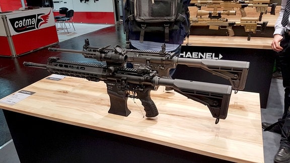 Zwei halbautomatische Gewehre des Modells CR308 des Suhler Waffenherstellers C. G. Haenel, ausgestellt auf der Messe Enforcetac 2019 in Nürnberg. 