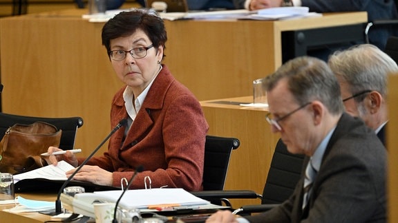 Heike Taubert (SPD), Finianzministerin von Thüringen, sitzt im Plenarsaal des Thüringer Landtags. 