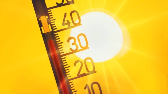 Thermometer zeigt über 30 Grad Celsius vor Sonne