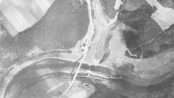 Luftbild von der Brücke Linkenmühle vom 08.04.1945. Die Brücke über die Saale ist unbeschädigt.
