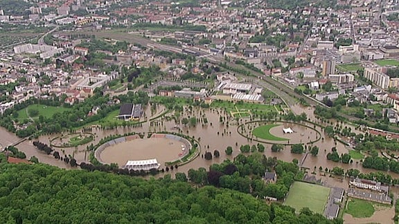 Der 2013 beim Hochwasser in Ostthüringen überflutete Hofwiesenpark mit dem Stadion in Gera.
