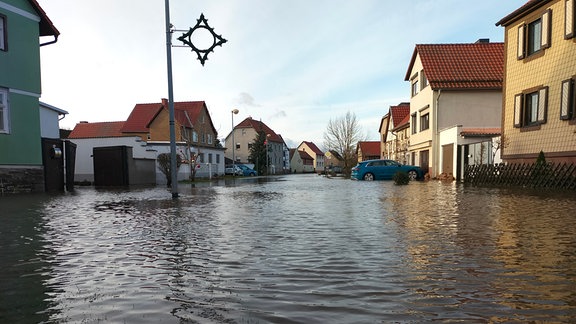 Eine von Wasser überflutete Ortsstraße