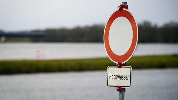 Ein Verkehrsschild mit der Aufschrift "Verbot für Fahrzeuge aller Art" mit dem Zusatz "Hochwasser".