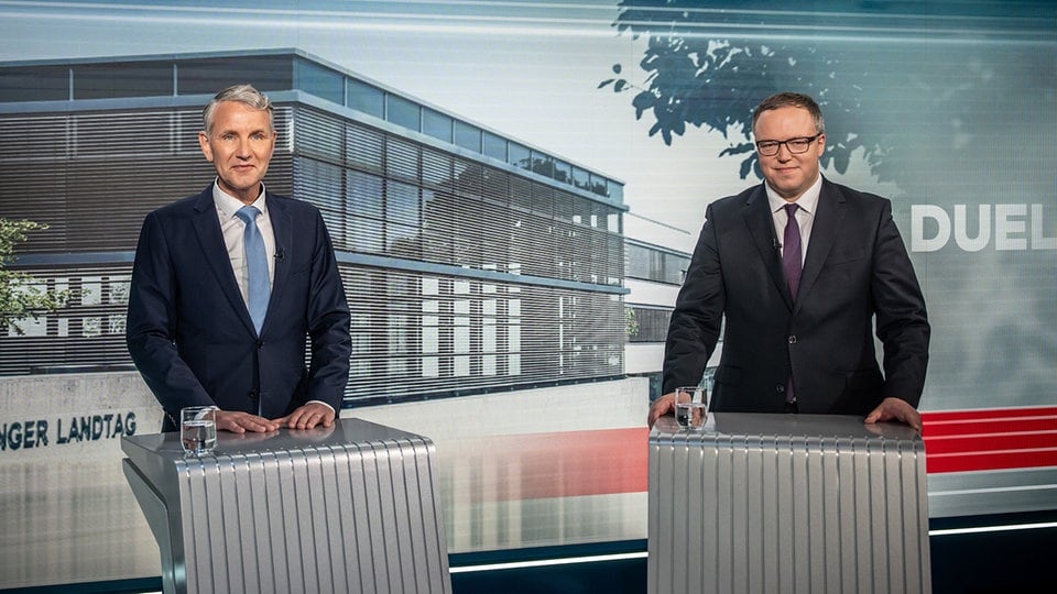 Leichte Sprache: Die Politiker Mario Voigt und Björn Höcke haben im ...