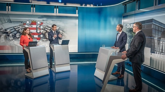 Björn Höcke (AfD, 2. v. r) und Mario Voigt (CDU, r,), Spitzenkandidaten für die Landtagswahl in Thüringen, stehen beim TV-Duell bei Welt TV neben Tatjana Ohm (l), Welt-TV-Chefmoderatorin und Jan Philipp Burgard (2.v.l) Welt-TV Chefredakteur.