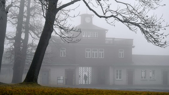 Das Tor der Gedenkstätte Buchenwald liegt im Nebel.