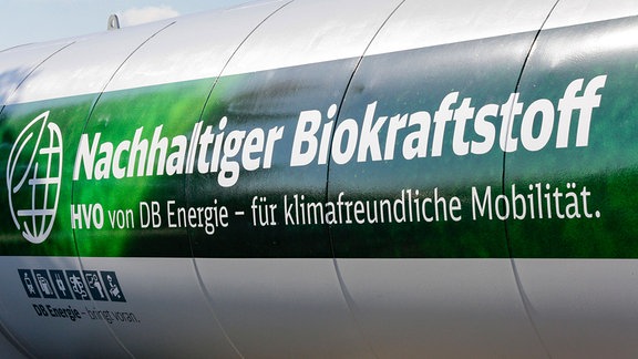 Ein Kesselwagen mit Nachhaltiger Biokraftstoff HVO