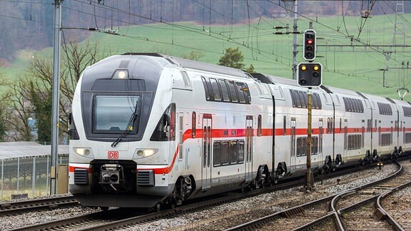  Ein Intercity-Zug der Deutschen Bahn auf der Strecke.