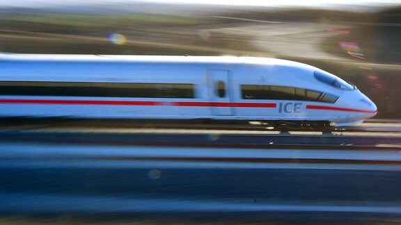 Ein ICE-Sonderzug fährt bei Erfurt über die ICE-Neubaustrecke München - Berlin