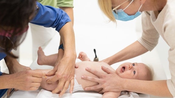 Ein Baby erhält eine Impfung.