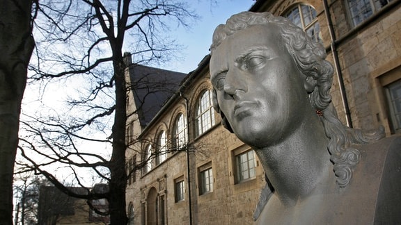 Die Büste des Dichters Friedrich Schiller vor dem Hauptgebäude der Friedrich-Schiller-Universität in Jena.