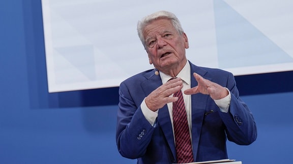 Joachim Gauck an einem Rednerpult.