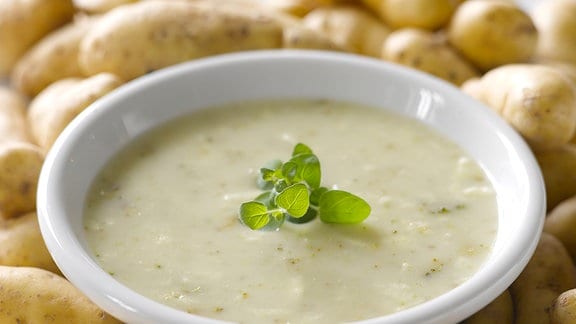 Eine Kartoffelsuppe in einer Schüssel.