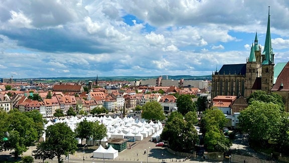 Blick vom Erfurter Petersberg auf die Zeltstadt auf dem Erfurter Domplatz