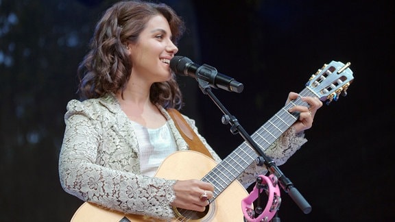 Katie Melua mit Gitarre auf der Bühne