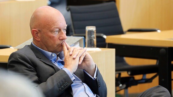 Thomas Kemmerich sitzt im Plenarsaal des Thüringer Landtags.