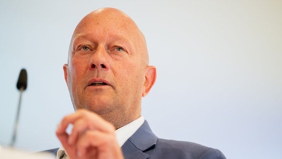 Der Landesvorsitzende der FDP Thüringen Thomas L. Kemmerich spricht beim außerordentlichen Parteitag der FDP Thüringen zum Beschluss des Wahlprogramms für die Landtagswahl 2024.