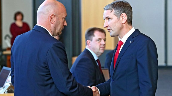 Björn Höcke  AfD gratuliert Thomas L. Kemmerich, FDP, dem neu gewählten Ministerpräsidenten in Thüringen.