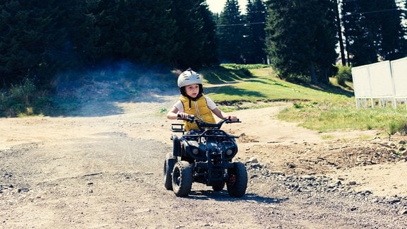 Ein Kind fährt auf einem Quad