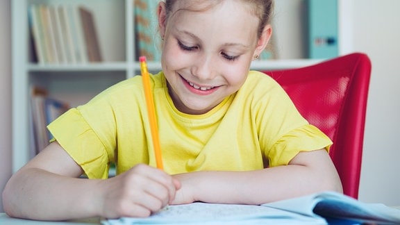 Kind schreibt Schularbeiten