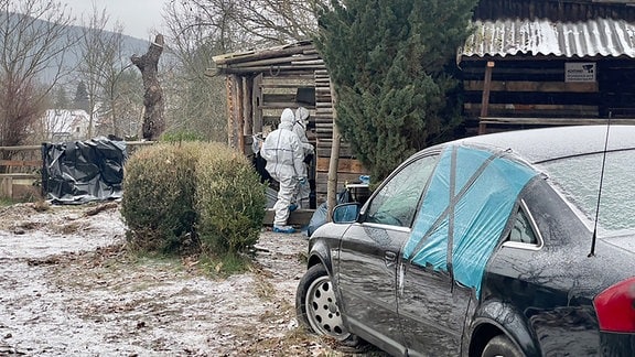 Der Fundort der Kinderleiche, Männer in Schutzanzügen und Schnee.