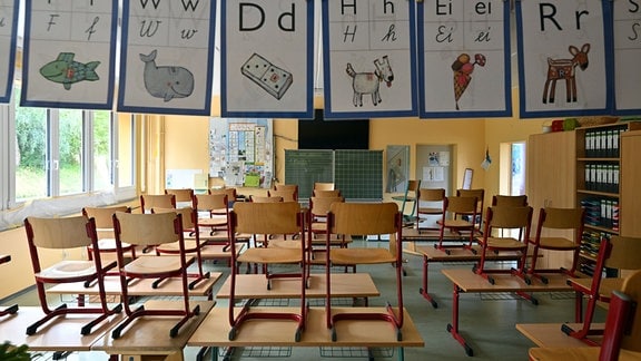 in der Tälerschule Ottendorf stehen die Stühle auf den Tischen während der Schulferienzeit.